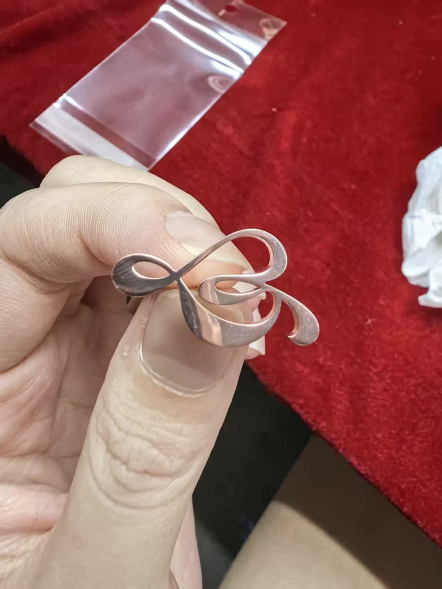 Cut-out shape · polished rose-gold metal